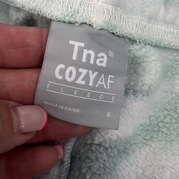 TNA Cozy AF sweatshirts 2.5” inseam - Picture 2 of 3